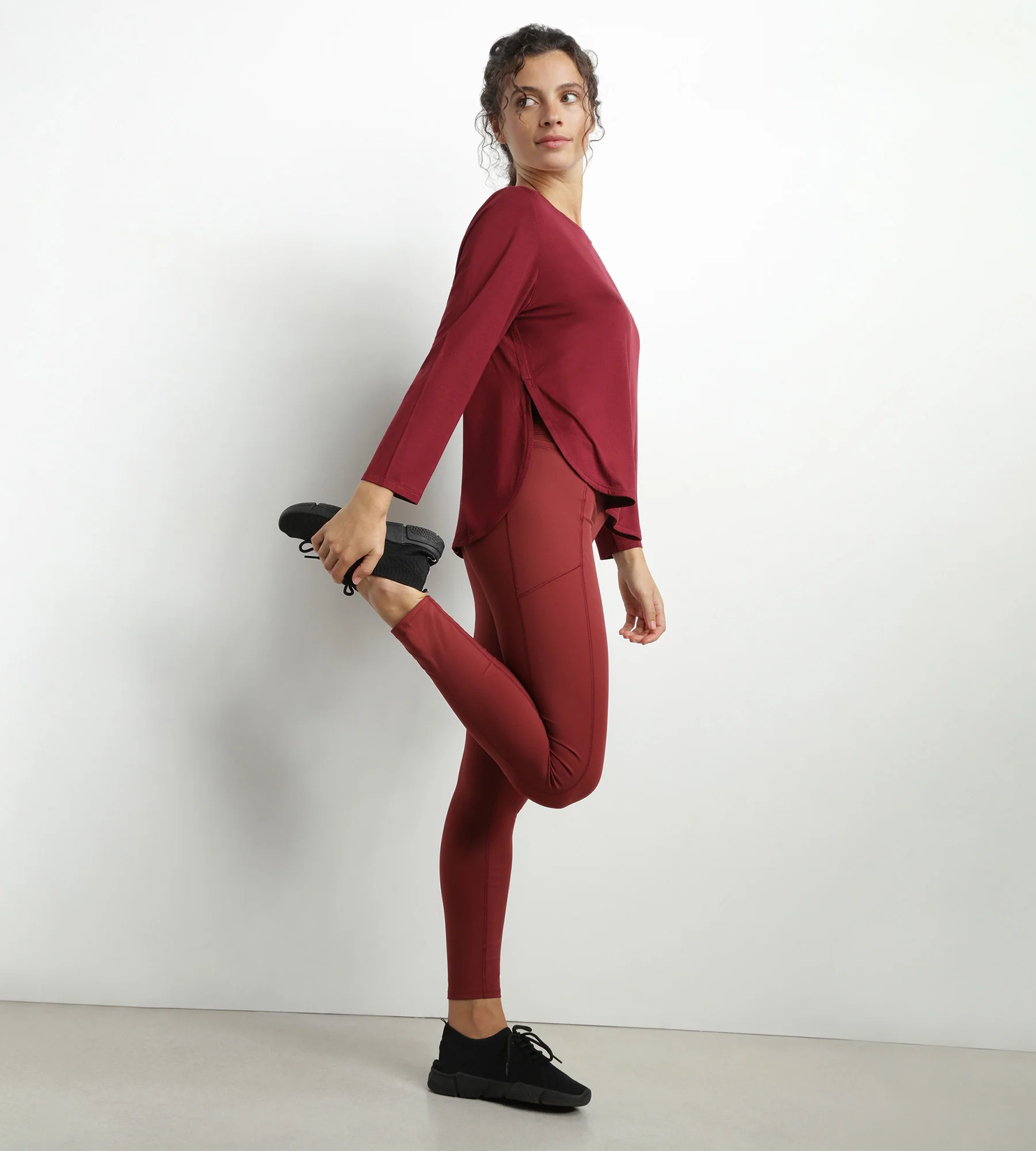 Haut de sport femme à col bateau en viscose Bordeaux Dim Move - Image 3