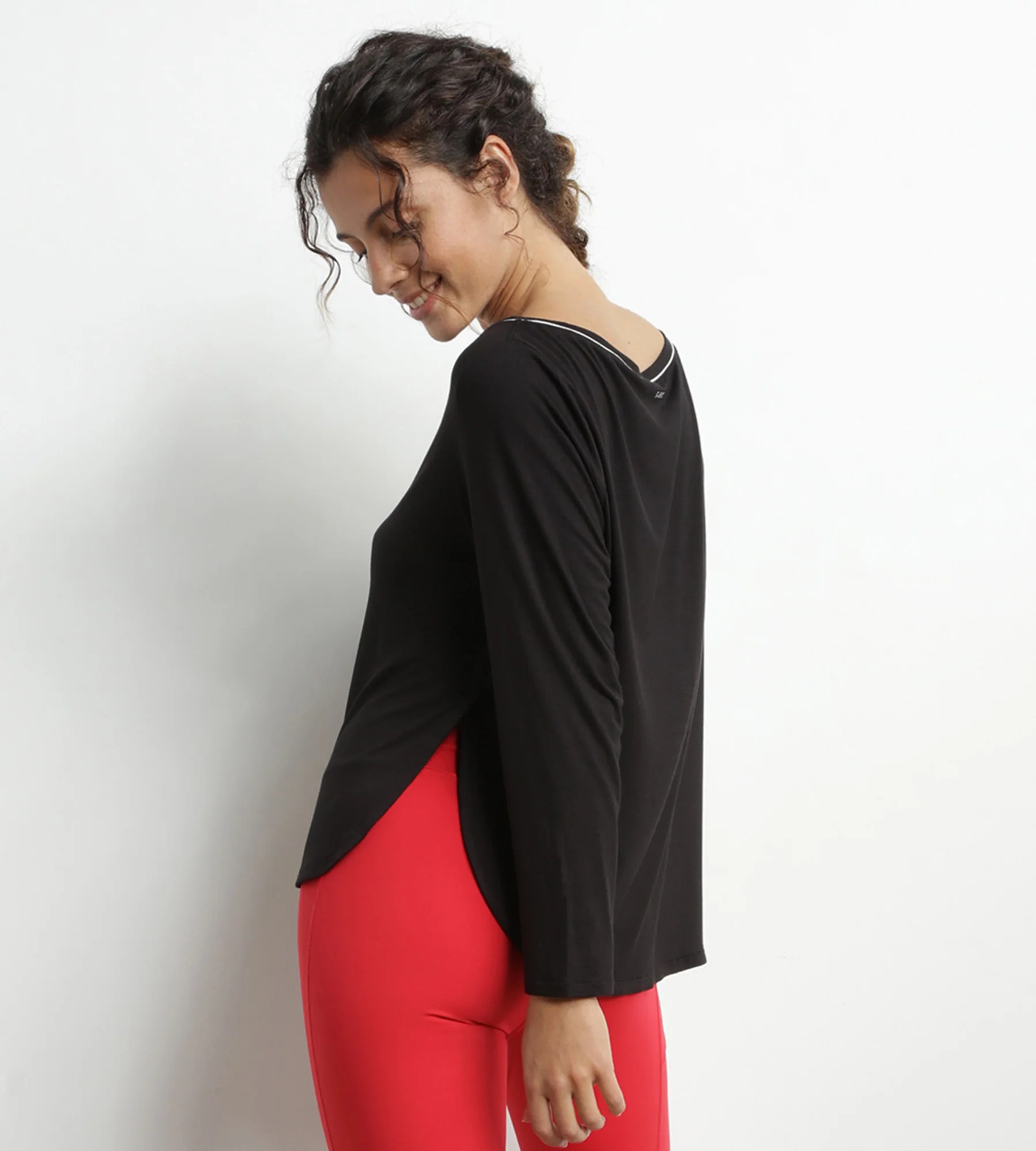 Haut de sport femme à col bateau en viscose noire Dim Move - Image 2