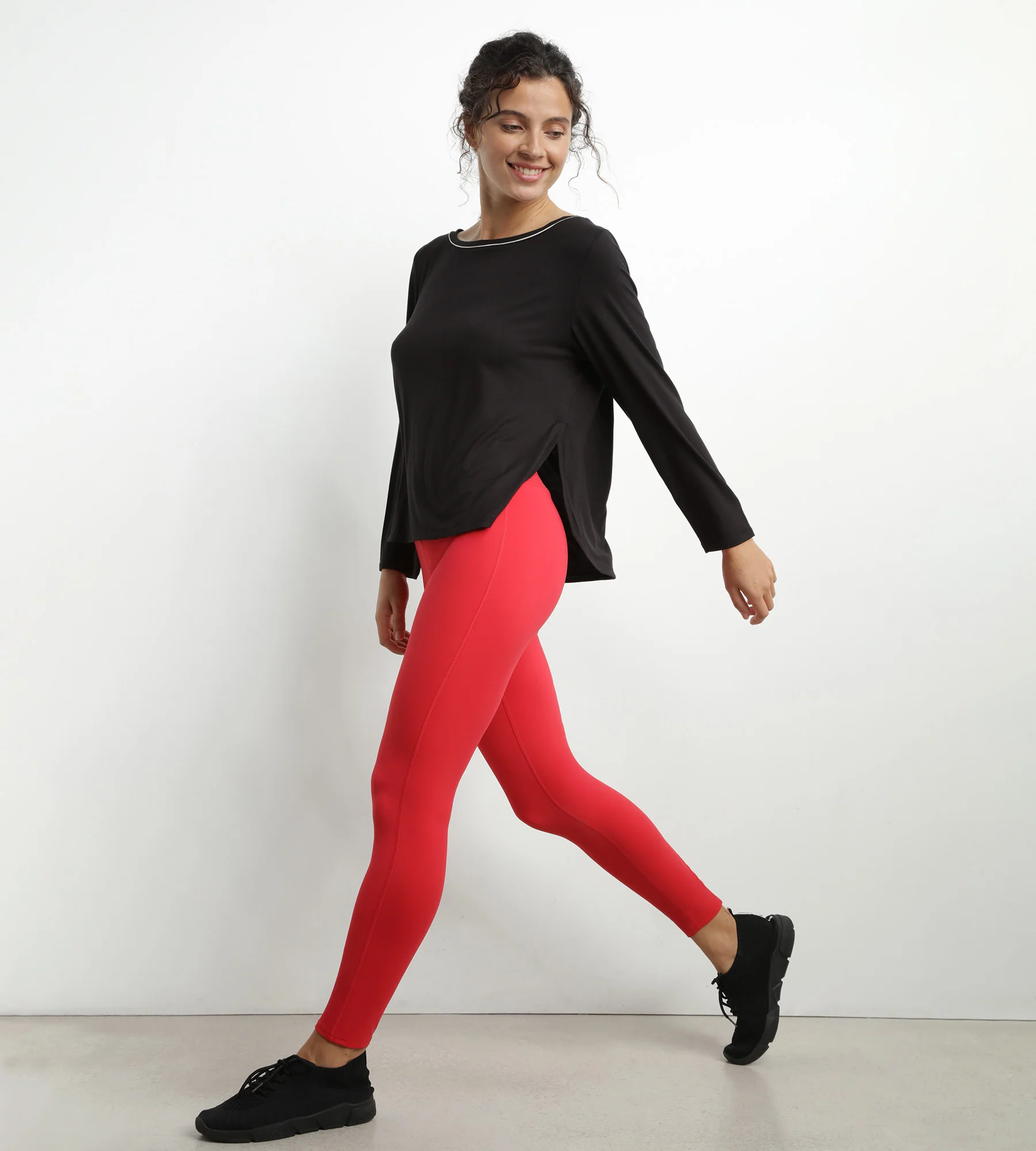 Haut de sport femme à col bateau en viscose noire Dim Move - Image 3