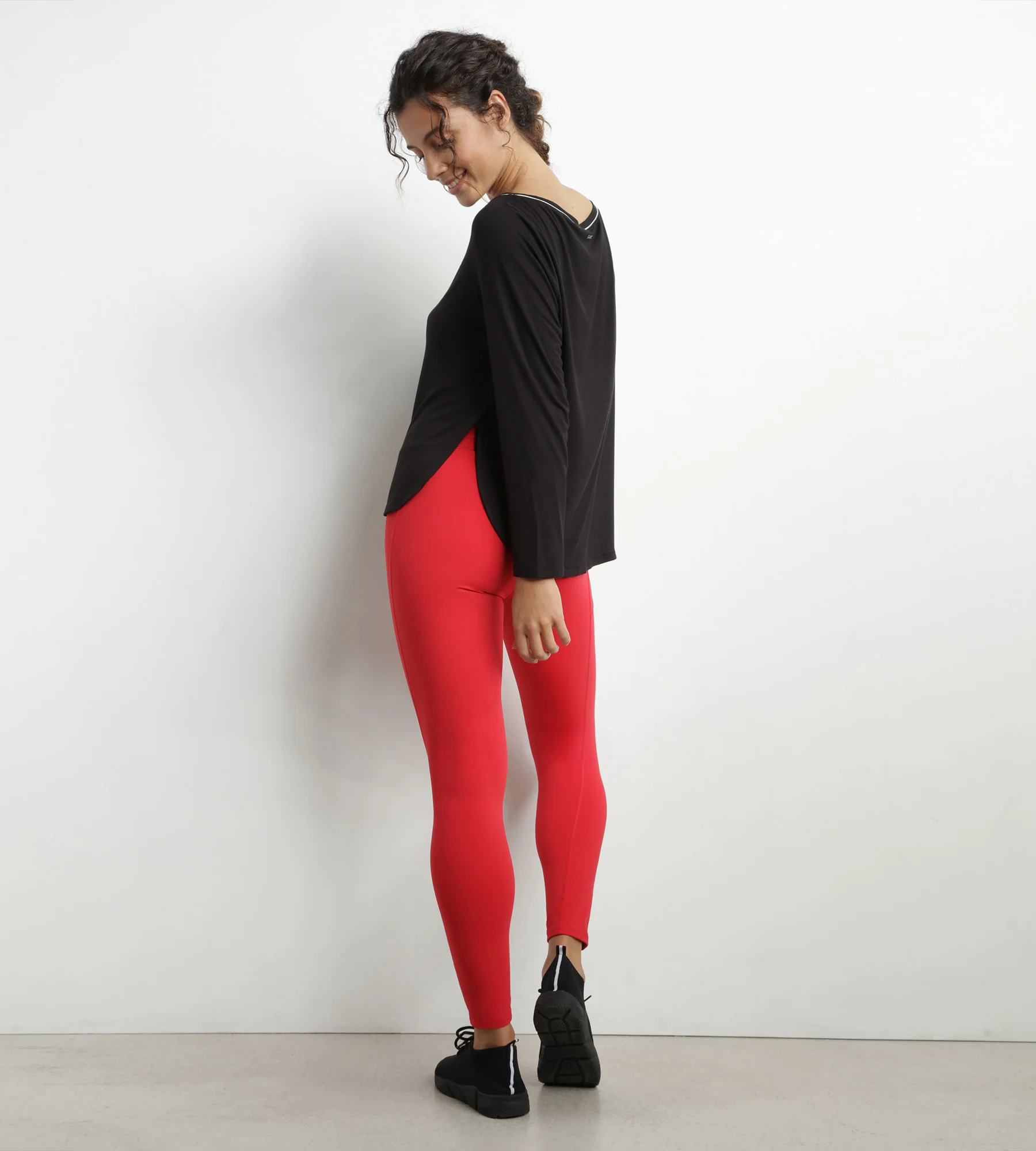 Haut de sport femme à col bateau en viscose noire Dim Move - Image 4