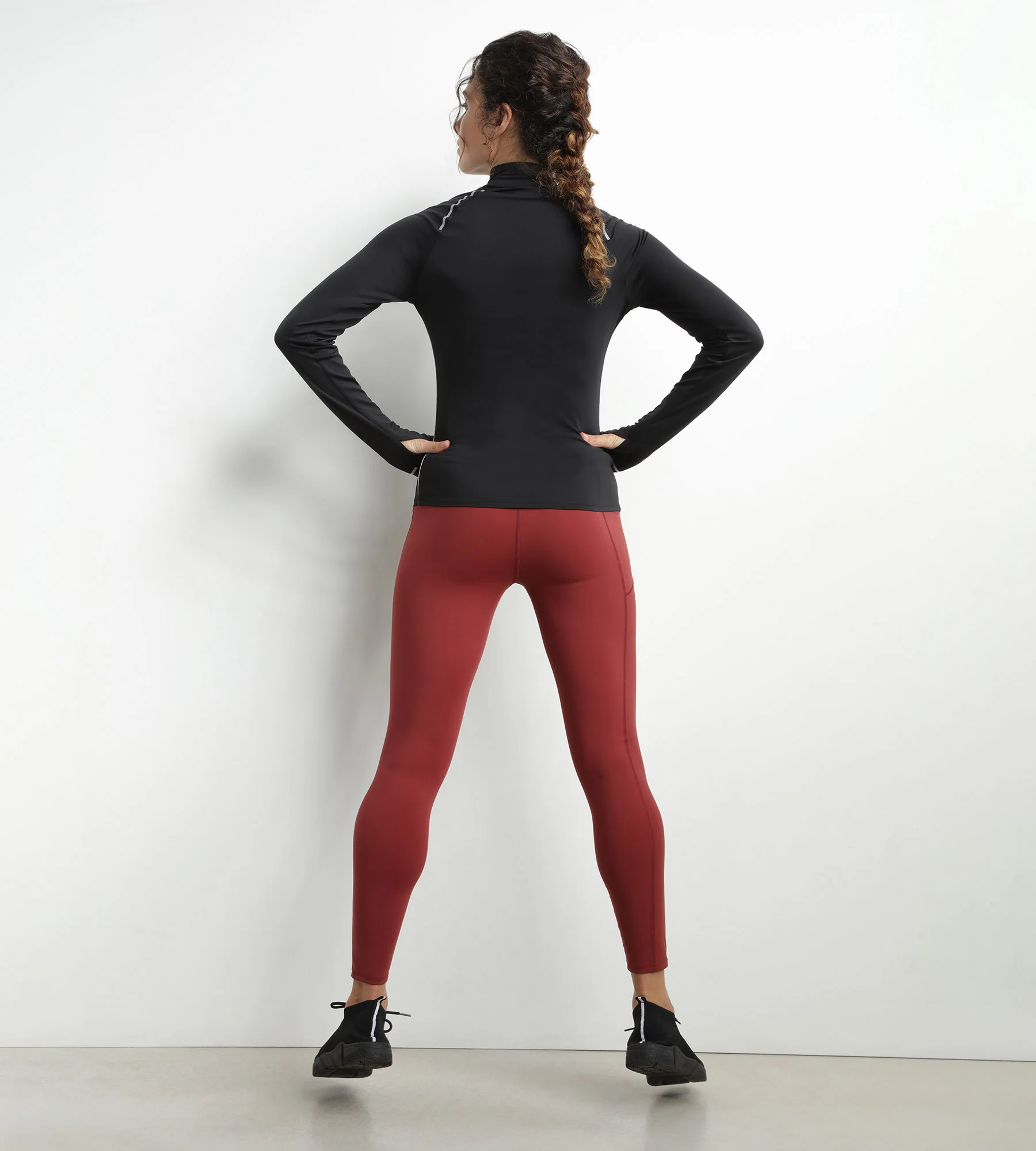 Haut de sport femme à col montant en microfibre noire Dim Move - Image 4