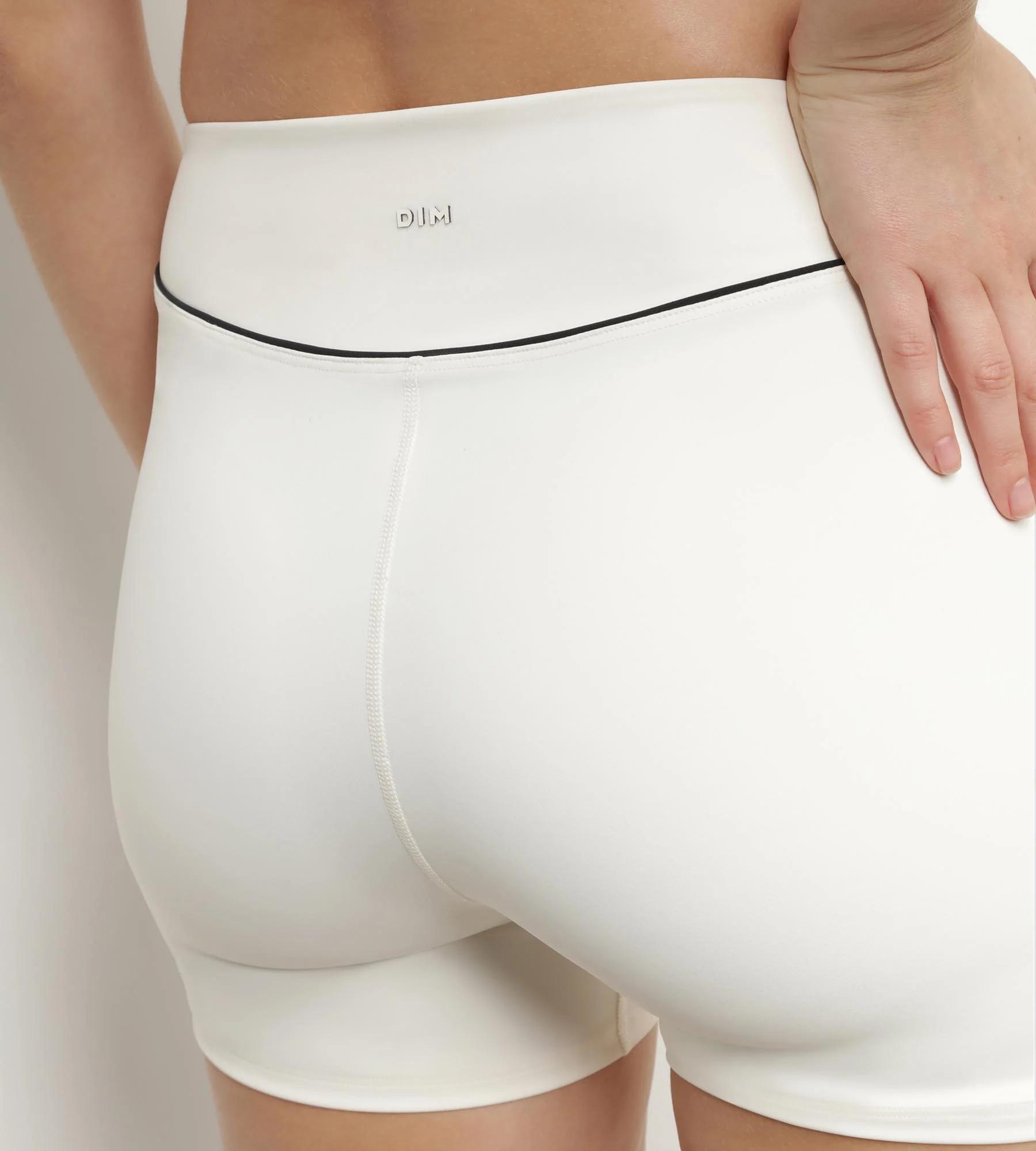 Shorty de sport pour femme en microfibre sculptante Écru Dim Move - Image 5