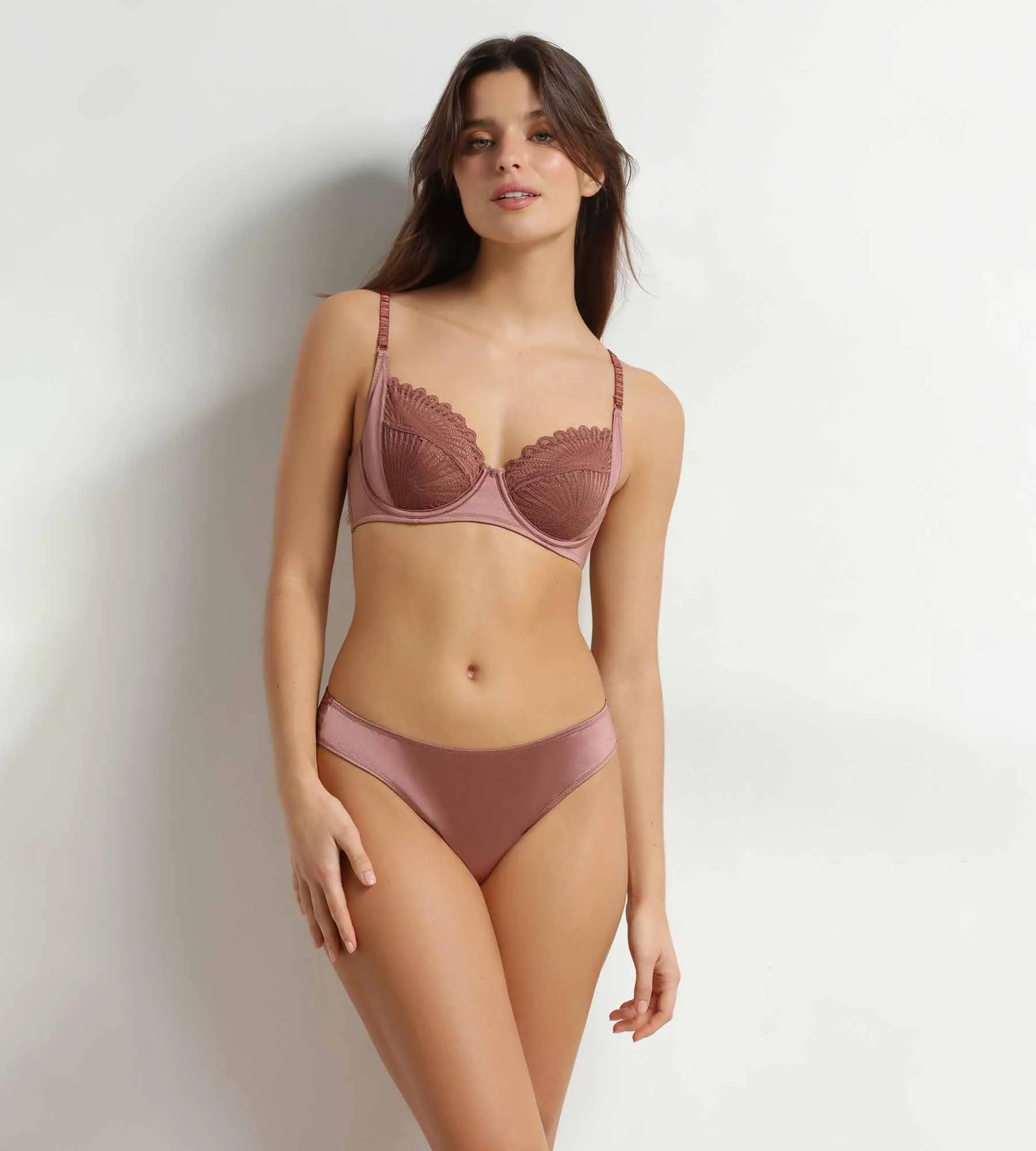 Slip brésilien femme en satin et dentelle florale Marron Chocolove - Image 3