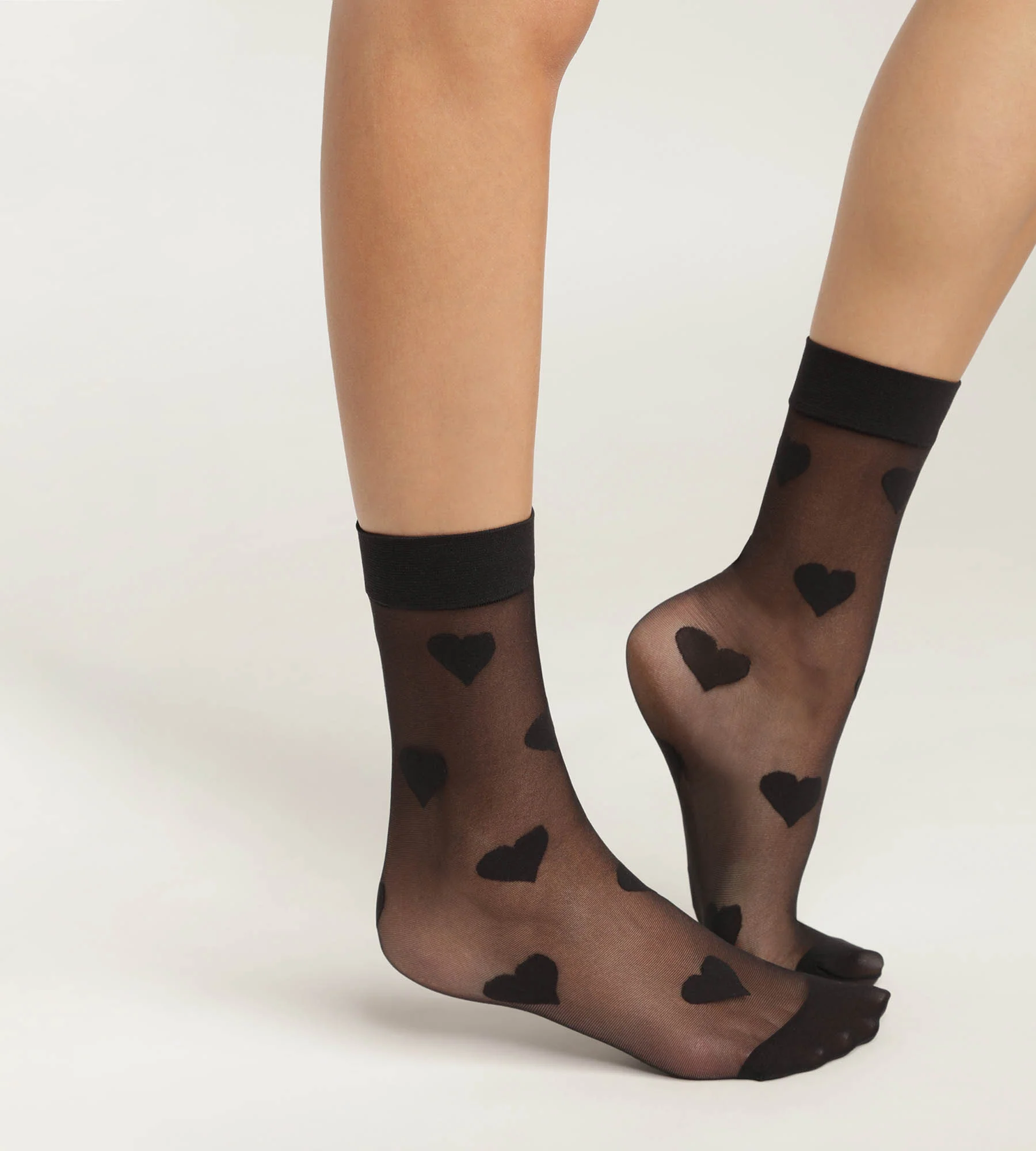 Socquettes femme en voile transparent Noir aux motifs coeurs Dim Style
