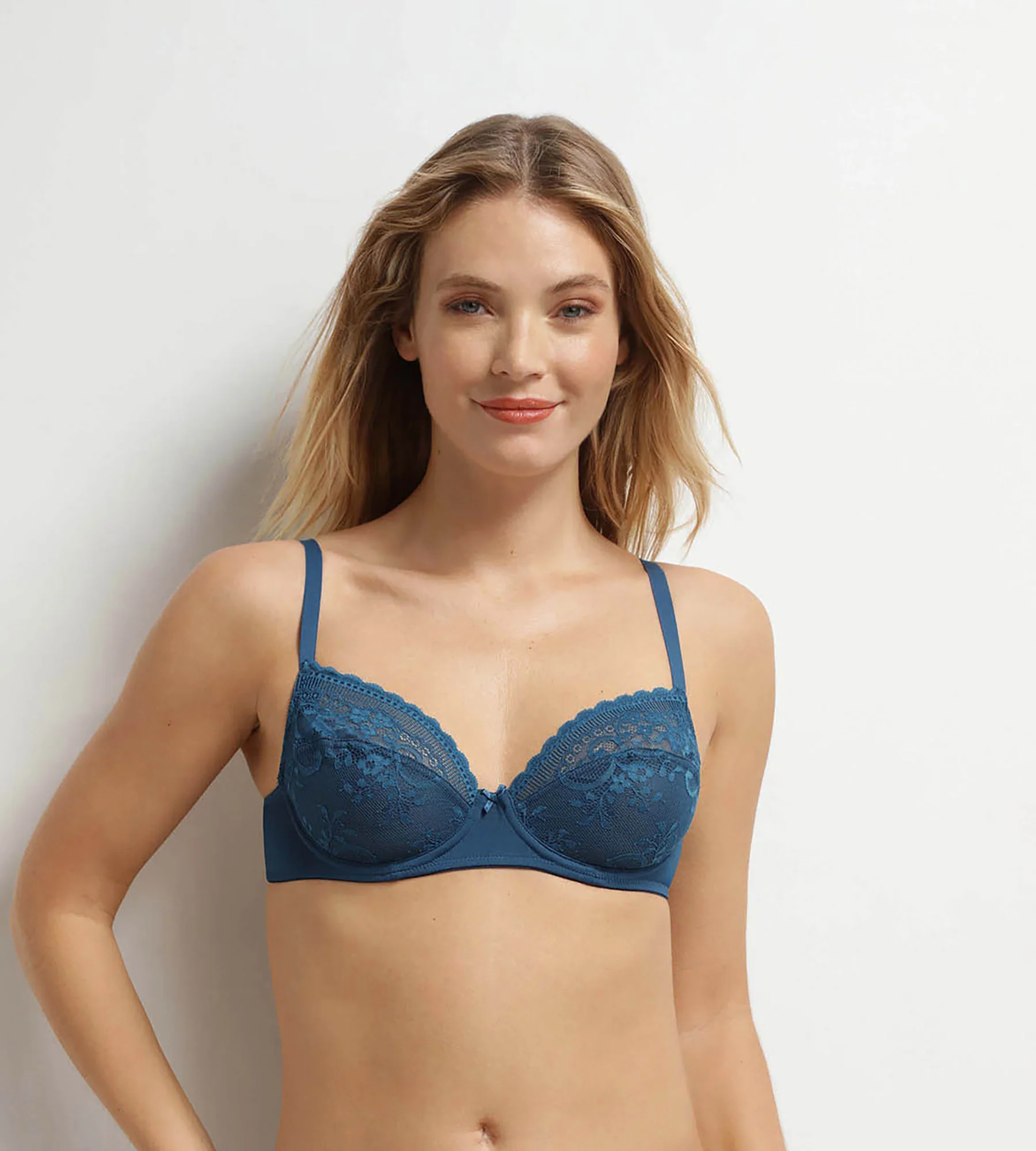 Soutien-gorge emboîtant en dentelle et résille florale bleu Dim Féminine - Image 2