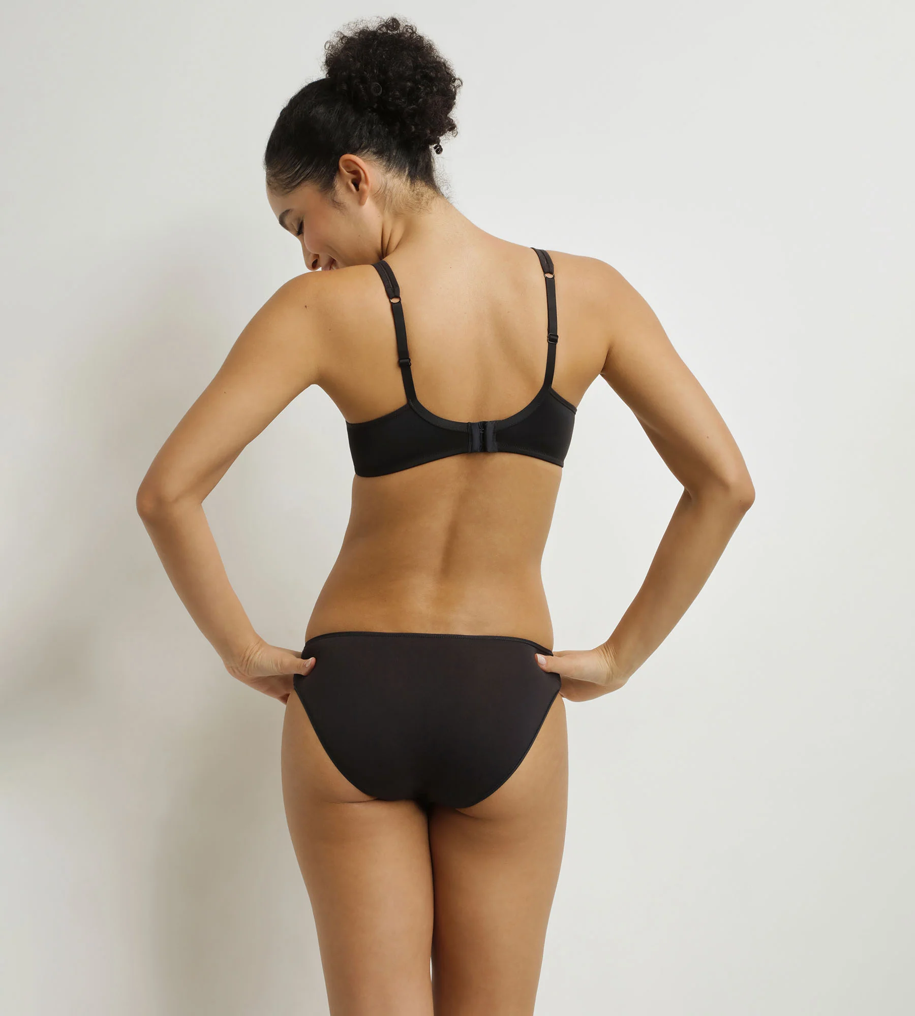 Soutien-gorge emboitant sans armatures noir Generous Dim - Image 4