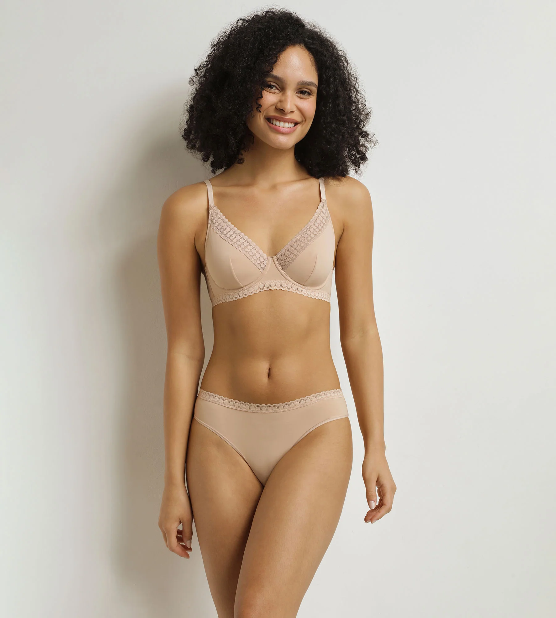 String femme avec dentelle Nude Daily Micro - Image 3