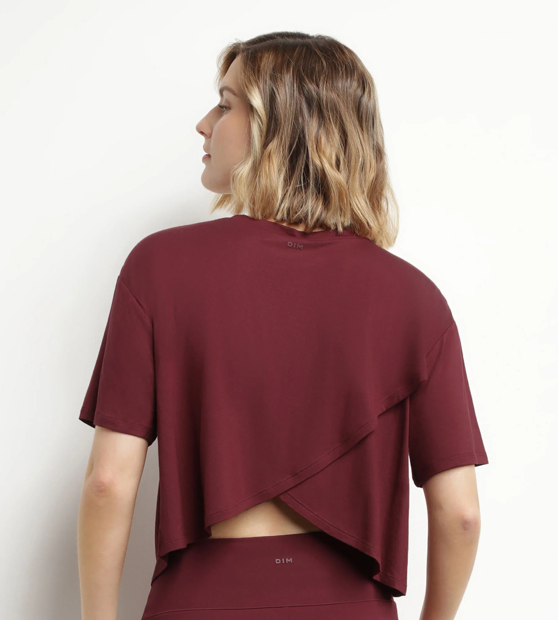 T-shirt de sport femme en viscose Bordeaux avec dos ouvert Dim Move - Image 2