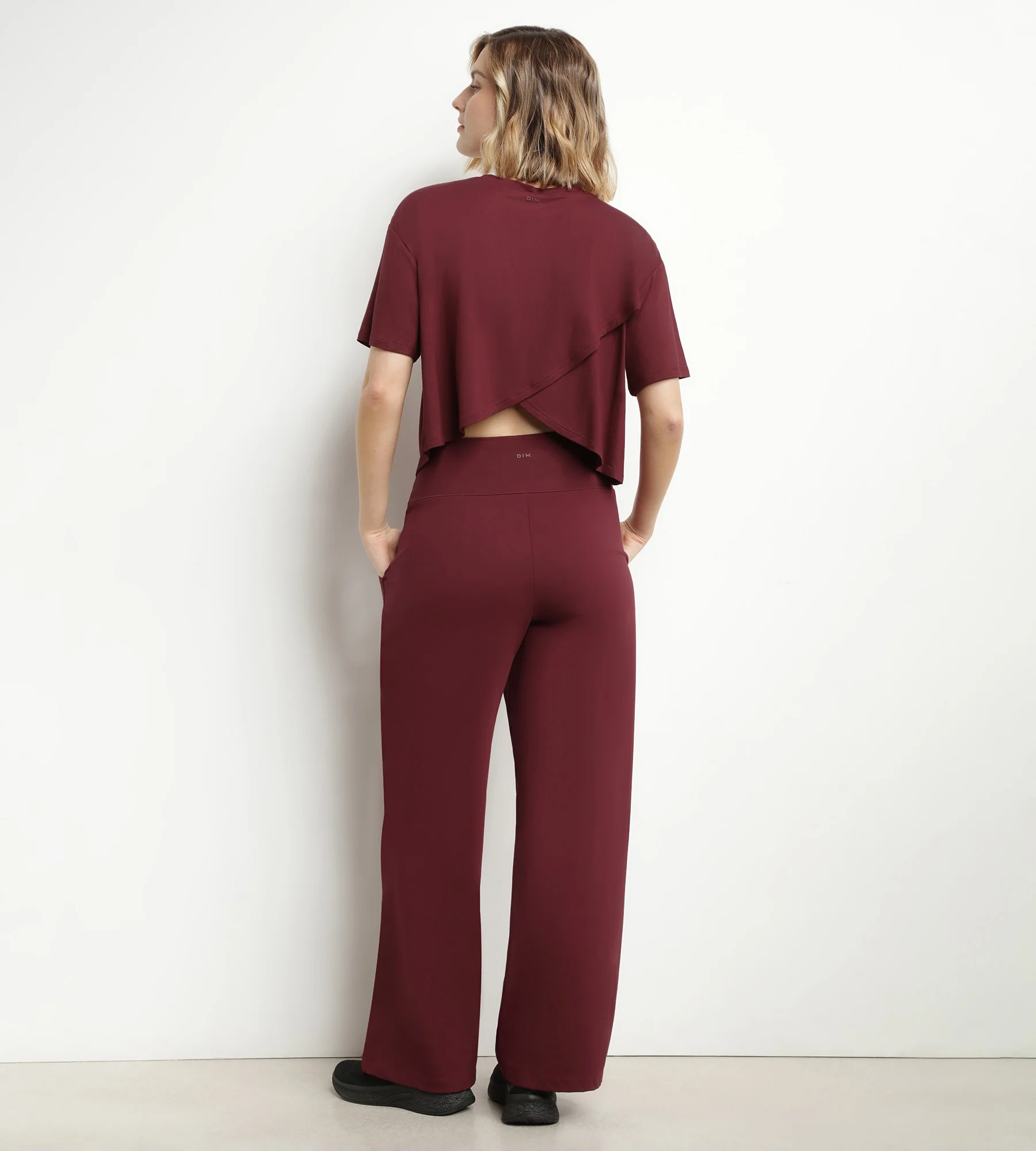 T-shirt de sport femme en viscose Bordeaux avec dos ouvert Dim Move - Image 4